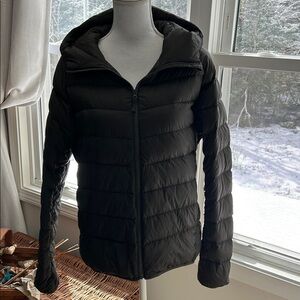 Uniqlo Women's Green Ultra Light Down Hooded Puffer Jacket Small